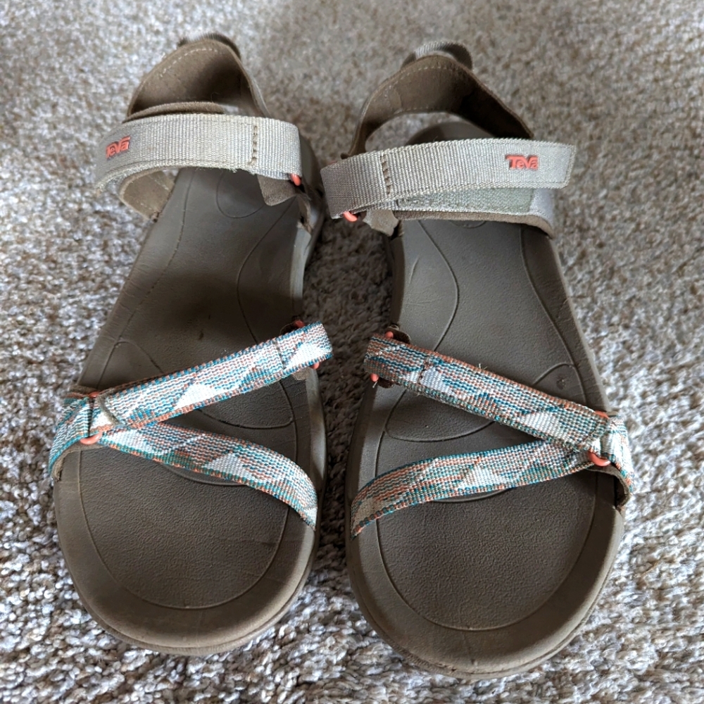 Comfortable teva taupe sandals hardly worn